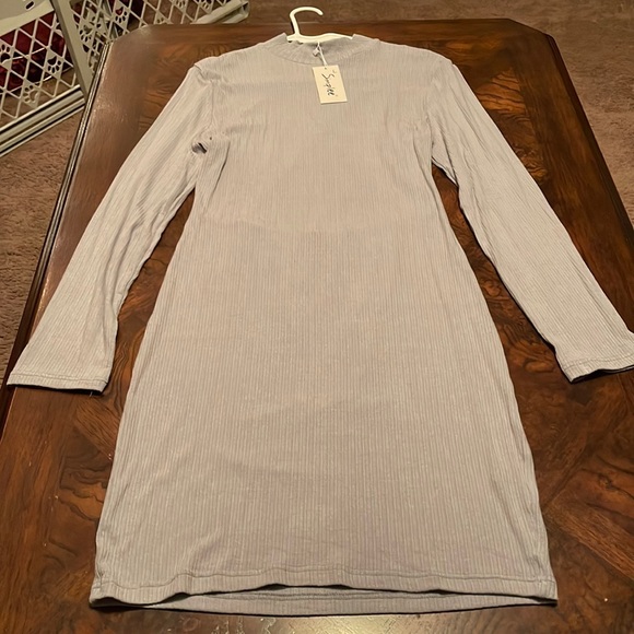 NWT GORGEOUS Long sleeve ribbed mock turtleneck with a triangular open back. - Picture 1 of 10